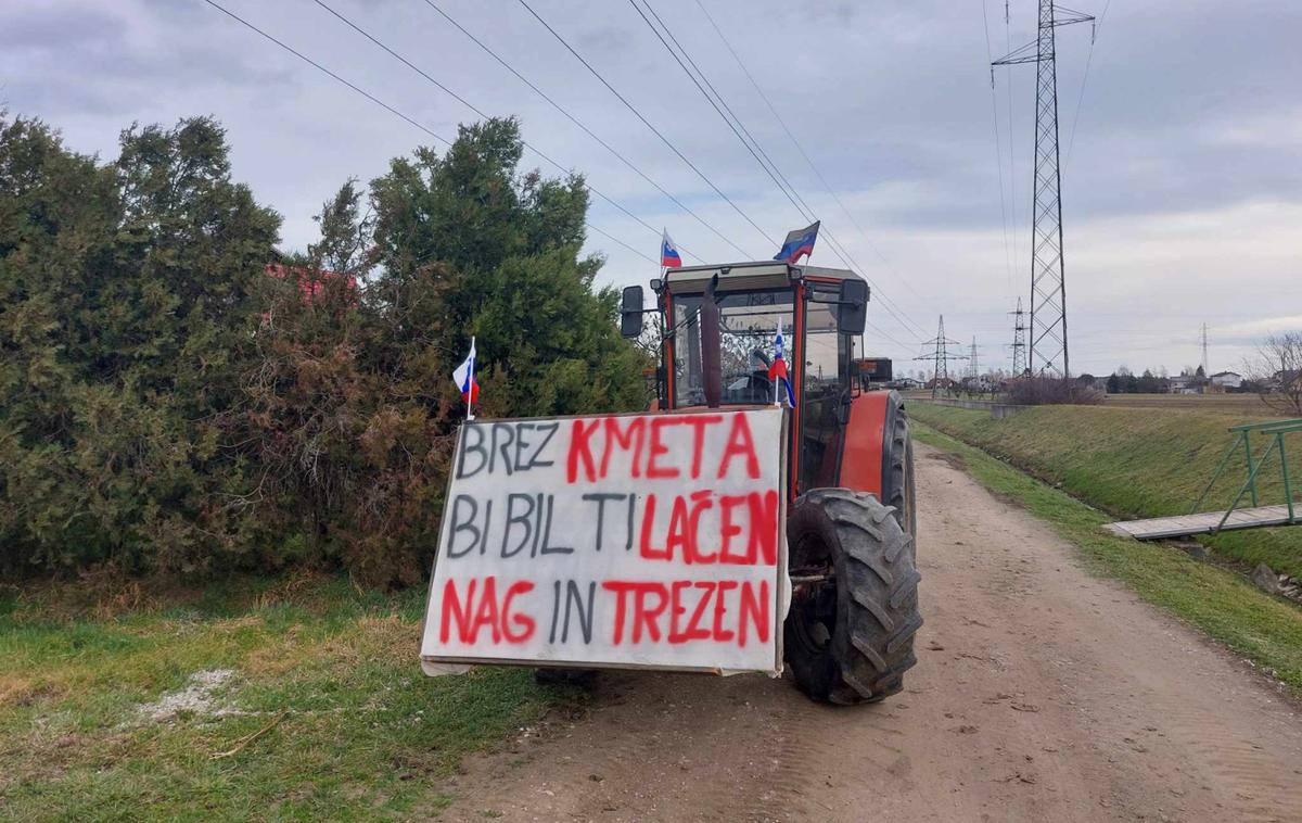 kmetje, protest | Na protestu v Šmarjeti pri Celju se je zbralo okoli 200 kmetov iz Savinjske regije. | Foto STA