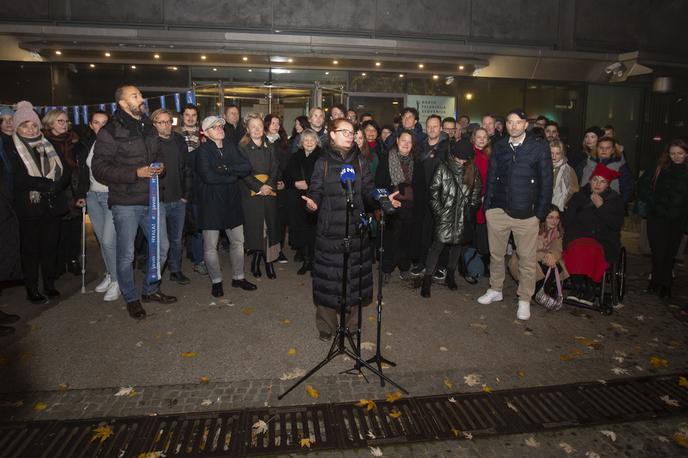 Za javni RTV. | "Naš boj za uredniško in novinarsko avtonomijo, za profesionalno javno RTVS s tem zdaleč ni končan,"  je v izjavi v imenu stavkovnega odbora zapisala novinarka Helena Milinković. | Foto Bojan Puhek