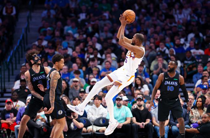 Kevin Durant se ni odločal za veliko metov iz igre, a je bil še kako nevaren. | Foto: Reuters