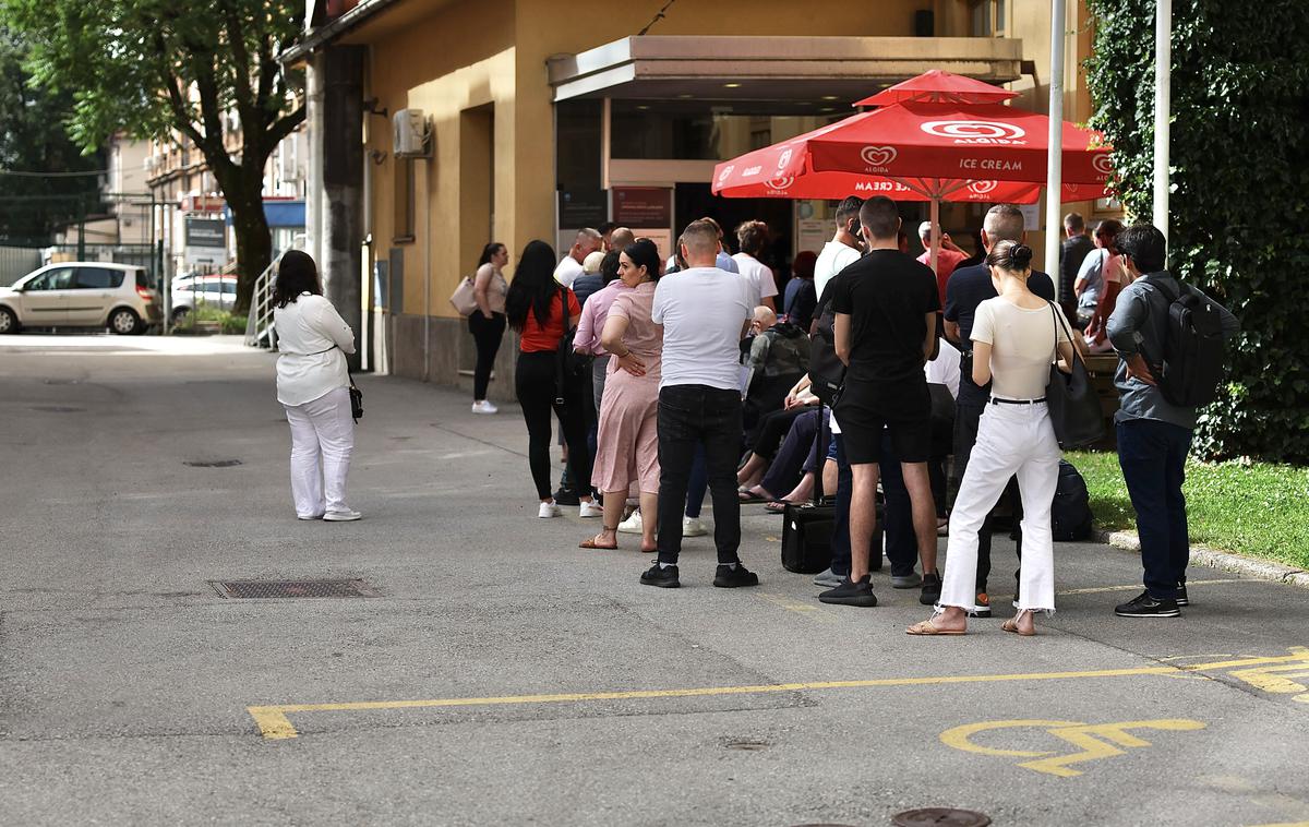 Stavka upravna enota Ljubljana | Na večini upravnih enot so stavko začeli 13. marca, sprva v obliki stavkovnih sred, od 15. maja naprej pa so na delu upravnih enot stavko še zaostrili in je ta potekala vsakodnevno. S stavko so zahtevali dvig plač za sedem plačnih razredov, izenačitev nazivov zaposlenih na enotah z nazivi na ministrstvih, uvedbo dodatka za gotovinsko poslovanje in povečanje kadrovskega načrta na določenih enotah. | Foto Ana Kovač