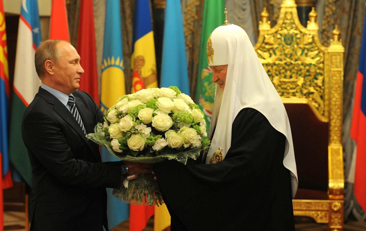 Vladimir Putin in patriarh Kiril | Moskovski patriarh Kiril je zelo velik podpornik ruskega predsednika Vladimirja Putina. Patriarh Kiril je Putina odločno podprl že pred predsedniškimi volitvami leta 2012 in ga označil za božji čudež. | Foto Guliverimage