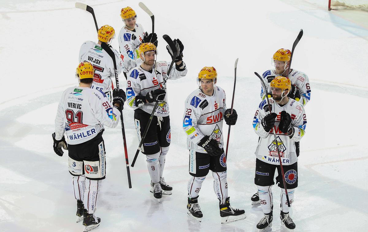 Jan Urbas Fischtown Pinguins | Fischtown Pinguins, katerega člani so Jan Urbas, Miha Verlič in Žiga Jeglič, v četrtfinalni seriji na tri zmage izgubljajo z 0:2. | Foto Guliverimage