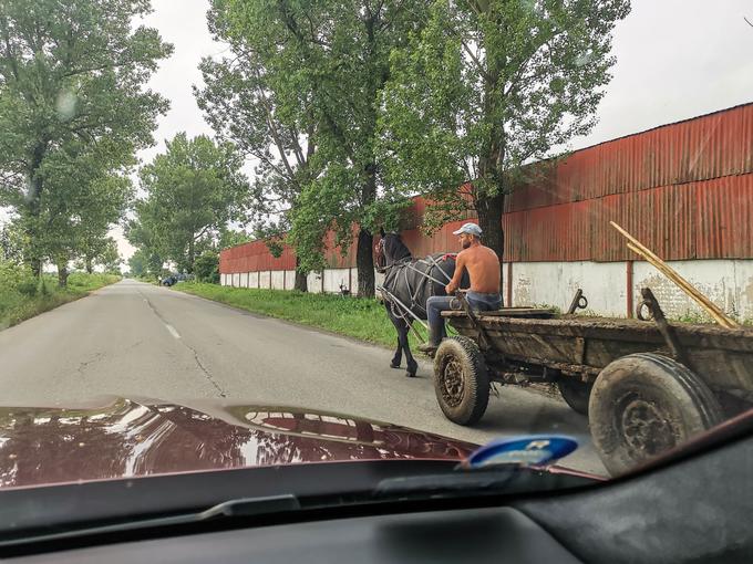 Stereotipi o Romuniji deloma še držijo. Na cesti smo srečali kar nekaj konjskih vpreg. | Foto: Gašper Pirman