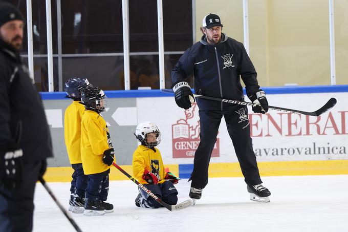 Anže Kopitar trenutno na Bledu vodi akademijo mladih hokejskih nadebudnežev. | Foto: www.alesfevzer.com