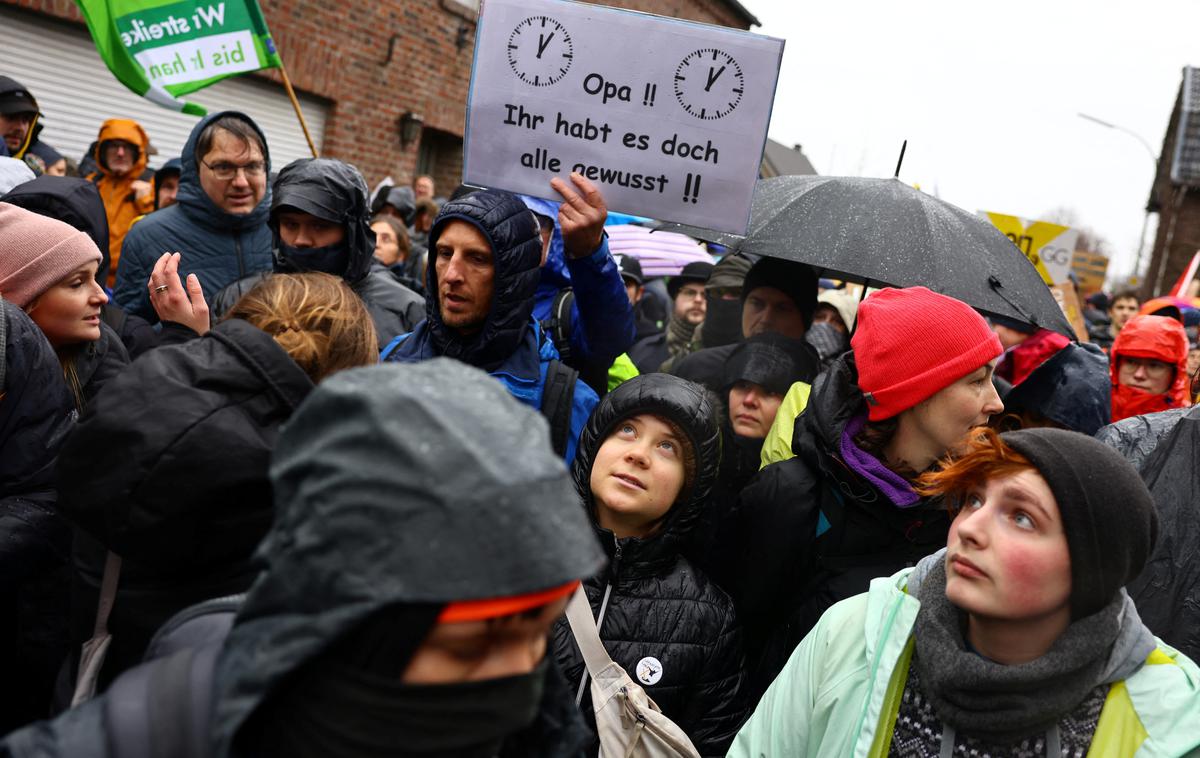 Greta Thunberg | Proti protestnikom, ki so se spopadli s policijo, je ta uporabila vodne topove, poroča nemška tiskovna agencija dpa. Tiskovni predstavnik policije je dejal, da je bilo treba uporabiti "takojšnjo prisilo", da bi protestnikom preprečili napredovanje do Lützeratha. | Foto Reuters