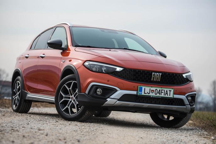 Fiat tipo cross | LED žarometa samodejno preklopita med dolgimi in zasenčenimi lučmi. | Foto Gašper Pirman