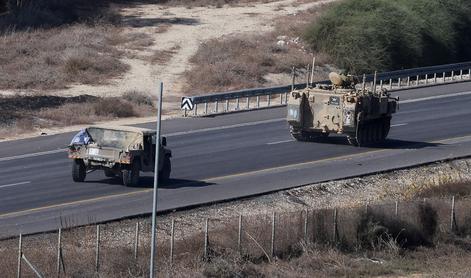 Izrael evakuiral več tisoč Palestincev in poslal tanke