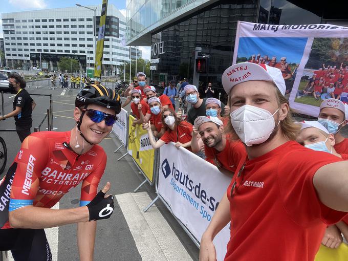 Matej Mohorič z navijači belgijskega navijaškega kluba Matej Matjes.  | Foto: Twitter/Daily Loud