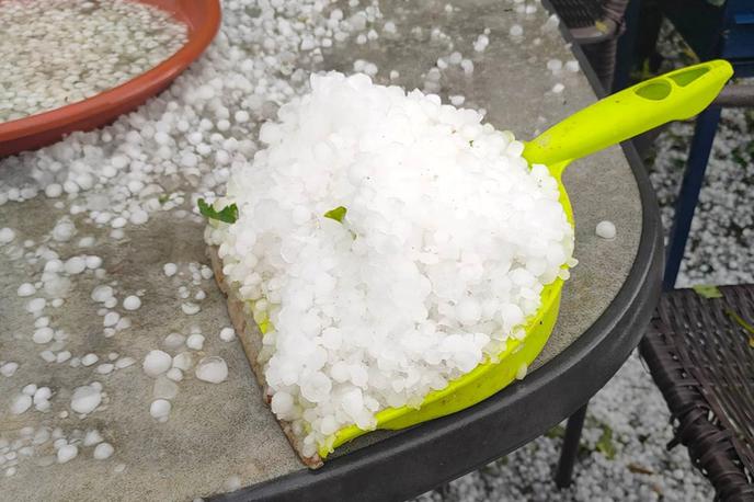 Toča | V petek popoldne je v več slovenskih krajih klestila toča, ki je vinogradnikom, sadjarjem in poljedelcem povzročila ogromno škode. | Foto Facebook/Neurje.si, Andrejka Serdt