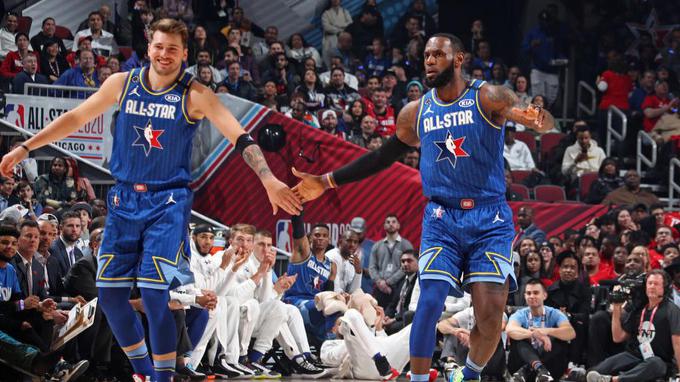 Luka Dončić in LeBron James sta bila na letošnji zvezdniški tekmi All-Star soigralca. | Foto: Getty Images