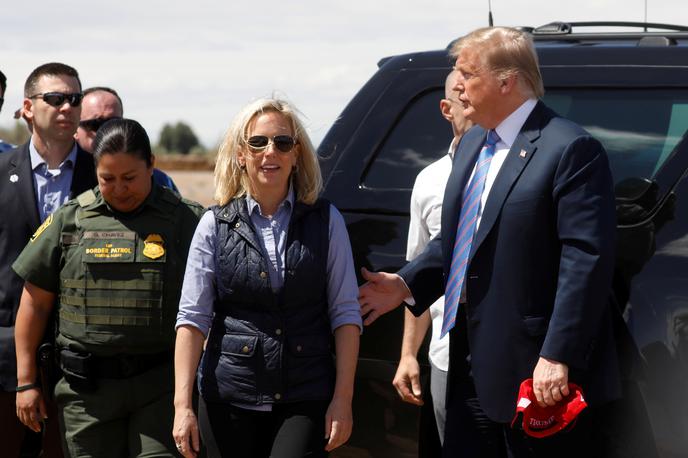 Kirstjen Nielsen (levo) in Donald Trump | Foto Reuters