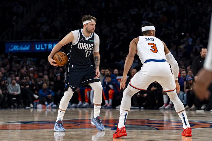 Luka Dončić je v prvem polčasu srečanja v New Yorku prispeval 12 točk, pet skokov in osem asistenc, v drugem pa je dodal kar 27 točk ter še tri skoke in tri asistence. Josh Hart je dosegel že drugi trojni dvojček na zadnjih petih srečanjih. | Foto: Guliverimage