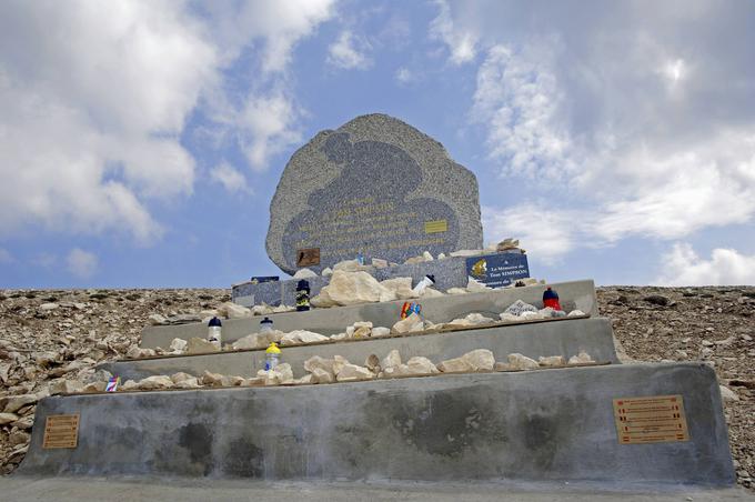 V spomin na Simpsonovo smrt so ob cesti, ki pelje na Mont Ventoux, na mestu, kjer se je nazadnje zgrudil, postavili spomenik, ki je prerasel v kolesarsko romarsko svetišče. | Foto: Guliverimage/Vladimir Fedorenko