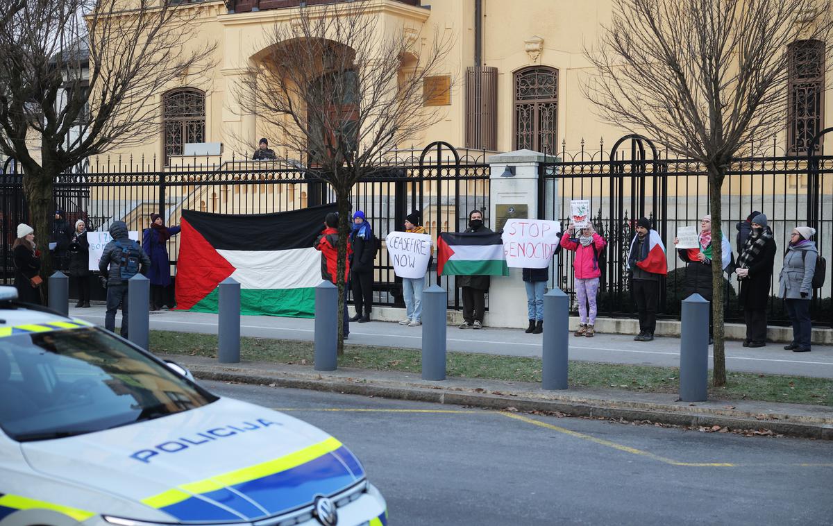 protest, veleposlaništvo ZDA, Ljubljana, Palestina, Gaza | Če bo DZ danes potrdil sklep o priznanju Palestine, bo s tem postopek priznanja v Sloveniji, ki ga je vlada sprožila 9. maja, končan. | Foto STA