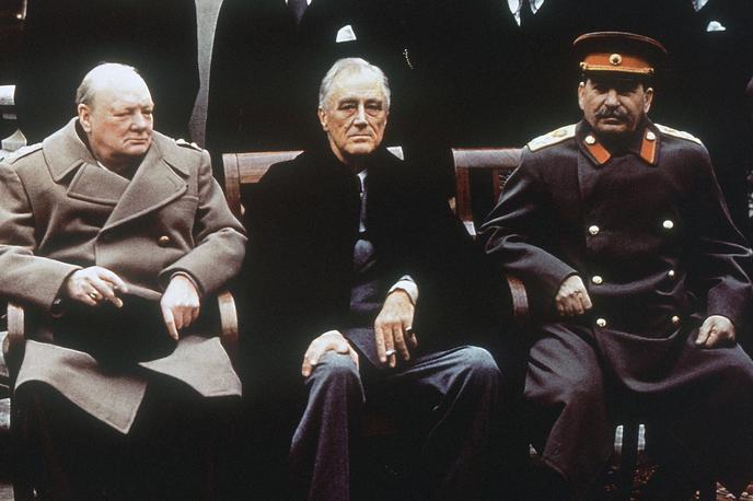 Franklin D. Roosevelt, Stalin in Winston Churchill na Jaltski konferenci | Stalinova Sovjetska zveza je imela pomembno vlogo pri risanju novih meja po drugi svetovni vojni. Na fotografiji: britanski premier Winston Churchill, ameriški predsednik Franklin D. Roosevelt in Stalin na Jaltski konferenci februarja 1945. | Foto Guliverimage