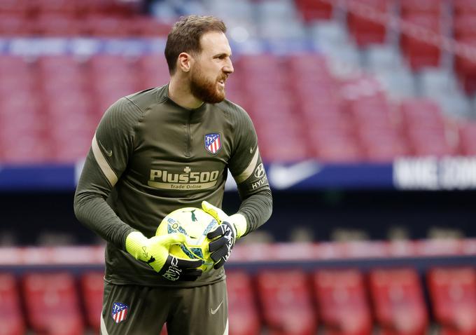 Jan Oblak je osem krogov pred koncem z Atleticom na prvem mestu španskega prvenstva. Pred Realom ima točko prednosti ... | Foto: Reuters