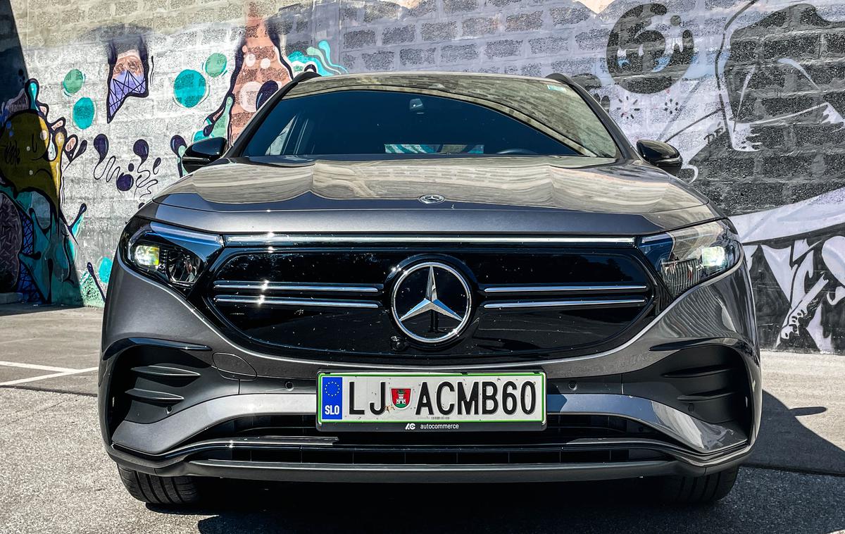 Mercedes-Benz EQA | EQA ima spredaj nameščeno zaprto masko, ki postaja prepoznaven oblikovni element električne modelne serije EQ. | Foto Gašper Pirman