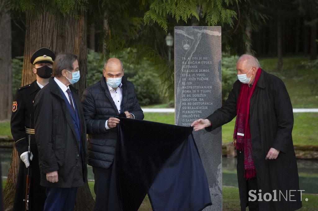 Slovesnost ob odkritju spominskega obeležja Demos na Račjem otoku na Brdu pri Kranju