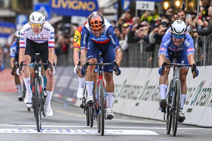 Milano - Sanremo, Tadej Pogačar, Michael Matthews, Jasper Philipsen | Tadej Pogačar je na prvem spomeniku sezone zasedel tretje mesto. V ciljnem sprintu je zmagal Belgijec Jasper Philipsen, drugi je bil Avstralec Michael Matthews. | Foto Guliverimage