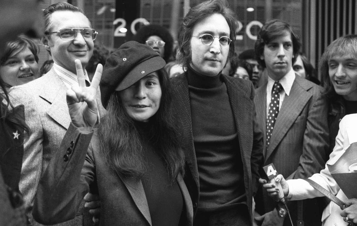 John Lennon, Yoko Ono | Lennon je bil umorjen decembra 1980 pred stanovanjskim blokom na aveniji Central Park West v New Yorku. Na fotografiji Lennon z Yoko Ono leta 1972.  | Foto Guliverimage