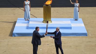 Predajo olimpijskega ognja pekinškim organizatorjem pospremili protesti