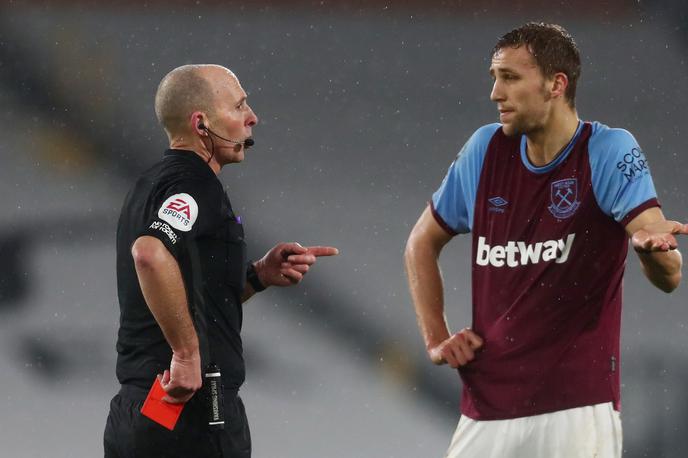 Mike Dean | Rdeč karton, ki ga je Mike Dean v soboto pokazal Tomasu Souceku. | Foto Reuters