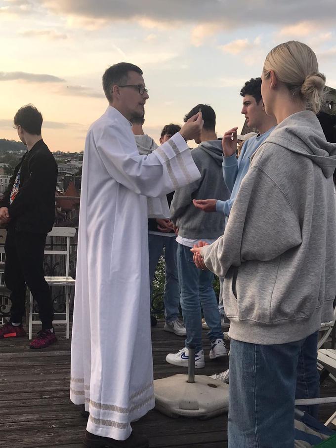 Peter Januš pri obhajanju bogoslužja Božje besede z mladimi. (foto: osebni arhiv) | Foto: Teološka fakulteta