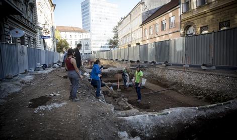 Emonsko grobišče na Gosposvetski: najdene skelete obravnavajo s kar največjo pieteto #foto