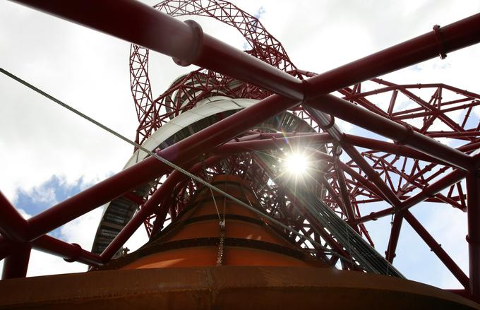 Stolp ArcelorMittal Orbit je narejen tudi iz rude iz rudnika v Omarski v BiH, kjer je bilo med vojno koncentracijsko taborišče. | Foto: Guliverimage