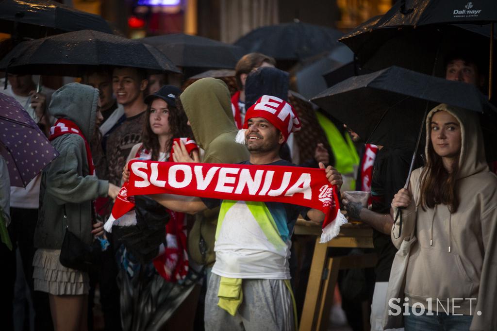 Spremljanje nogometne tekme Slovenija - Portugalska na POgačarjevem trgu v Ljubljani.