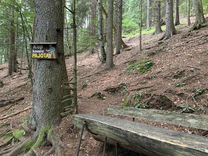 Na poti vas bodo pričakale personalizirane klopce, posvečene osebam, ki so na gori pustile pečat. | Foto: Polona Marinček