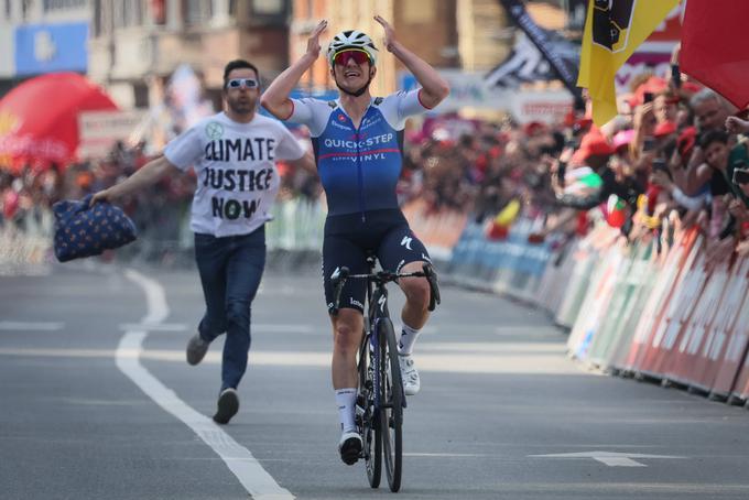 Remco Evenepoel je že v prvem poskusu osvojil LBL. Njegov prihod v cilj je popestril tudi protestnik, ki zahteva "podnebno pravičnost takoj". | Foto: Guliverimage/Vladimir Fedorenko