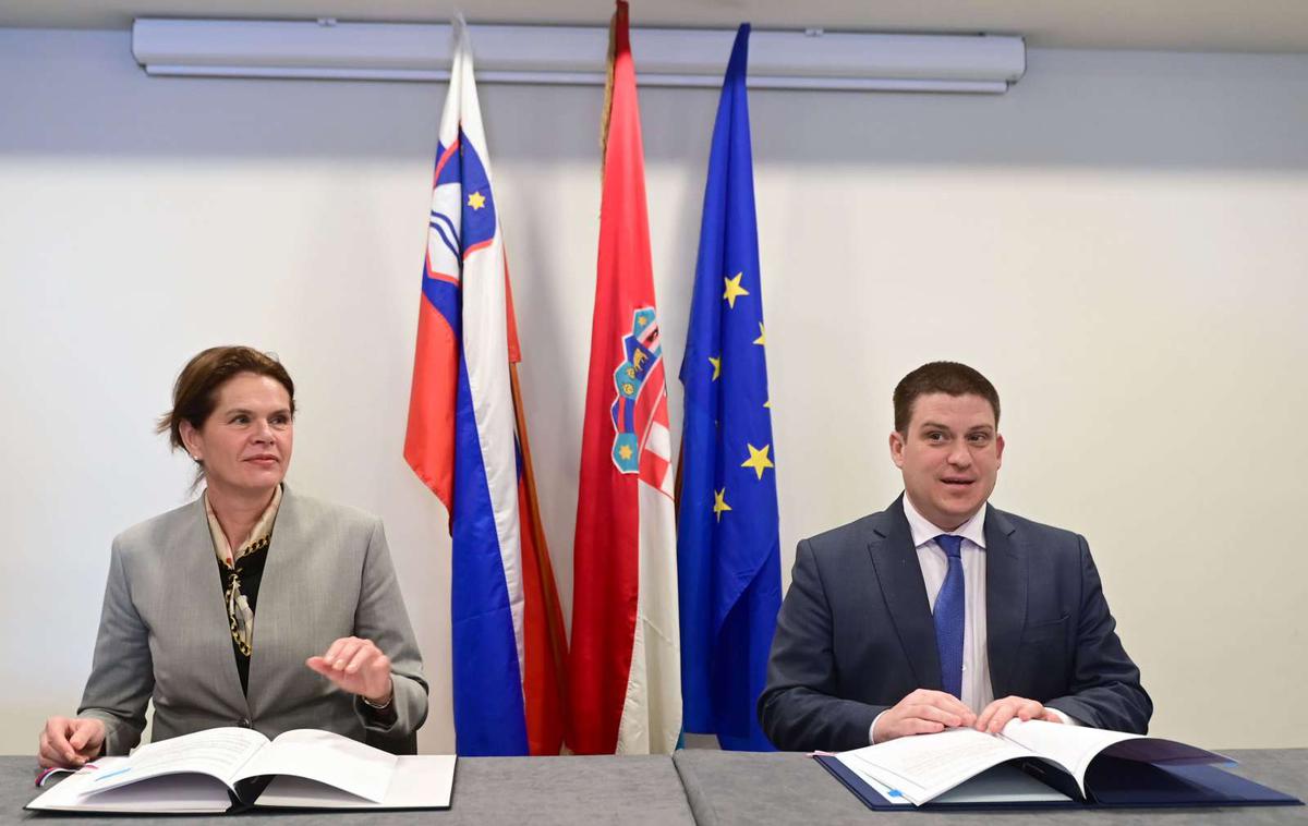 Alenka Bratušek in Oleg Butković | Ministrica za infrastrukturo Alenka Bratušek in hrvaški minister za morje, promet in infrastrukturo Oleg Butković sta podpisala sporazum med slovensko in hrvaško vlado o izgradnji cestnega mostu čez potok Kamenica med naseljema Božakovo in Obrež. | Foto STA