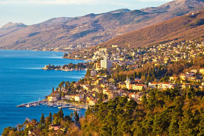 Na zahtevo Hrvaških železnic ostaja Slovenija brez vsakodnevne dnevne neposredne železniške povezave s Kvarnerjem. Razen v poletnem času ostaja le zgodnjejutranji vlak iz Ljubljane do Opatije (na sliki) in Reke ter poznovečerna vrnitev. | Foto: 