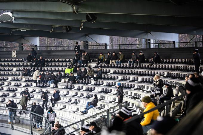 Maloštevilni gledalci na Fazaneriji so dočakali drugo domačo zmago Mure v tej sezoni, s katero so se črno-beli utrdili na sedmem mestu. | Foto: Jure Banfi/alesfevzer.com