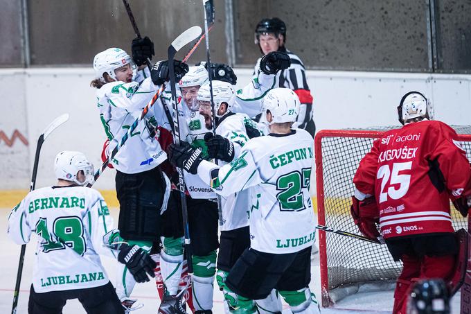 Drugo tretjino so zaradi odvrženega pirotehničnega sredstva prekinili v 32. minuti, po vrnitvi na ledeno ploskev se je obračun prevesil na stran Ljubljančanov. | Foto: Grega Valančič/Sportida