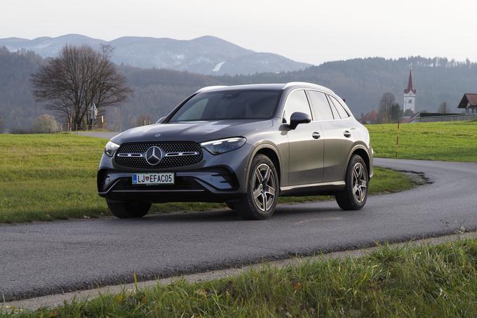 Mercedes-Benz GLC se po prenovi oblikovno morda ne oddaljuje zelo močno od predhodnika, saj je bila privlačna oblika ena njegovih največjih prednosti, zato pa se pod karoserijsko pločevino skriva marsikaj novega. Foto: Matija Janežič | Foto: 