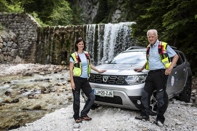 Anton Sazonov - Tonač in Katarina Čufer, gorska reševalca različnih generacij. Prvi danes gorskim reševalcem svetuje predvsem z bogatimi izkušnjami in znanjem. Katarina se je gorskim reševalcem pridružila pred 8 leti, natanko 50 let po tem, ko se je gorskim reševalcem pridružil Anton.  | Foto: 