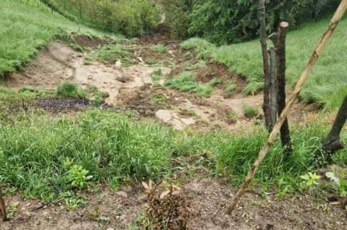 Posledice neurja | Zaradi močnega deževja in posledično razmočenega terena se je čez noč sprožilo več zemeljskih plazov.  | Foto Neurje.si