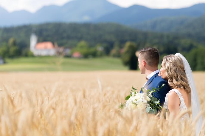 Simbolna fotografija poroke | Slovenska populacija ima v svojem genetskem naboru približno 43,5 odstotka genov praindoevropsko govoreče populacije, ki je pred tisočletji živela v vzhodnoevropskih stepah, 43,2 odstotka genov populacije zgodnjih neolitskih kmetov iz Anatolije in 13,3 odstotka genov lovsko-nabiralske populacije, ki je v Evropi živela že vsaj v srednji kameni dobi (mezolitiku). Fotografija je simbolična. | Foto Guliverimage