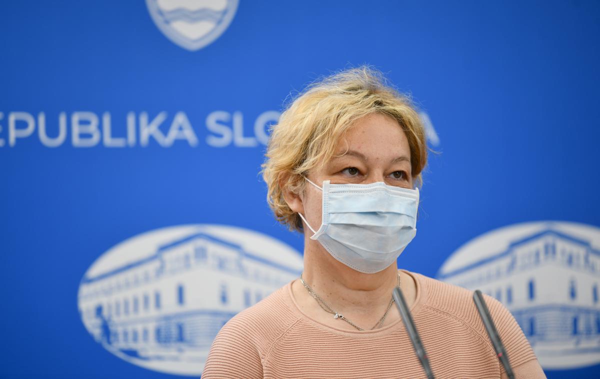 Mateja Logar | Infektologinja Mateja Logar je v pogovoru za Mladino dejala, da bi ob ugodnih epidemioloških razmerah lahko ukinili prepoved gibanja v nočnem času. | Foto STA