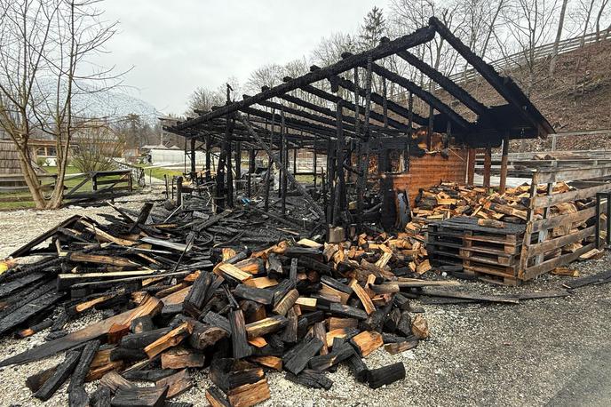 Požar v Eco Resortu | Objekt, v katerem so imeli strojno in kmetijsko mehanizacijo, skladišče za orodje ter drobni inventar, je bil v požaru popolnoma uničen.  | Foto Slovenia Eco Resort