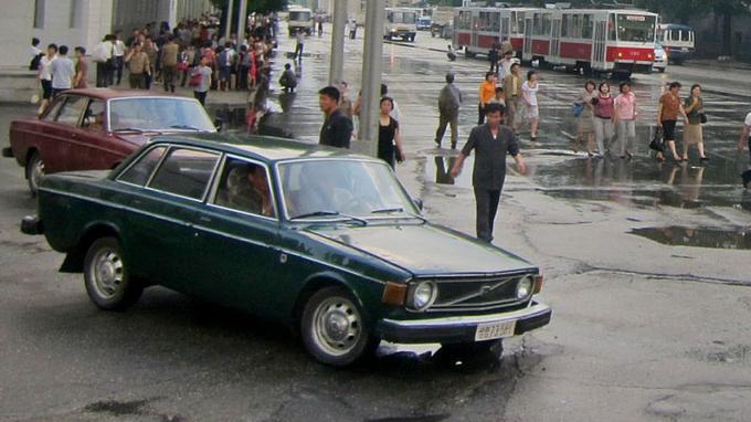 Eden od legendarnih severnokorejskih volvov 144 na ulicah Pjongjanga.  | Foto: 