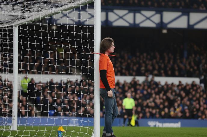 Everton prekinitev | Gledalec, ki se je za vrat privezal na vratnico. | Foto Reuters