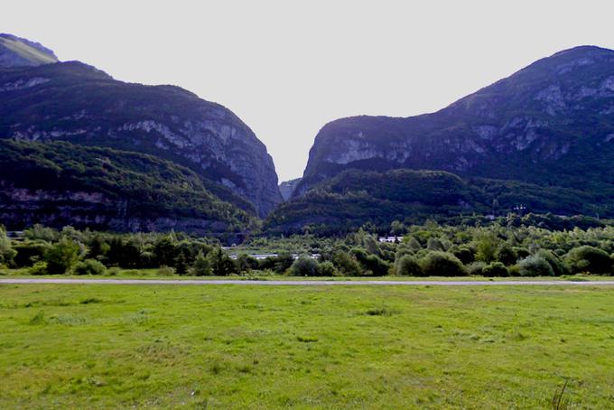 V daljavi jez Vajont, kot ga danes vidijo iz (obnovljenega) mesta Longarone.  | Foto: Google Street View