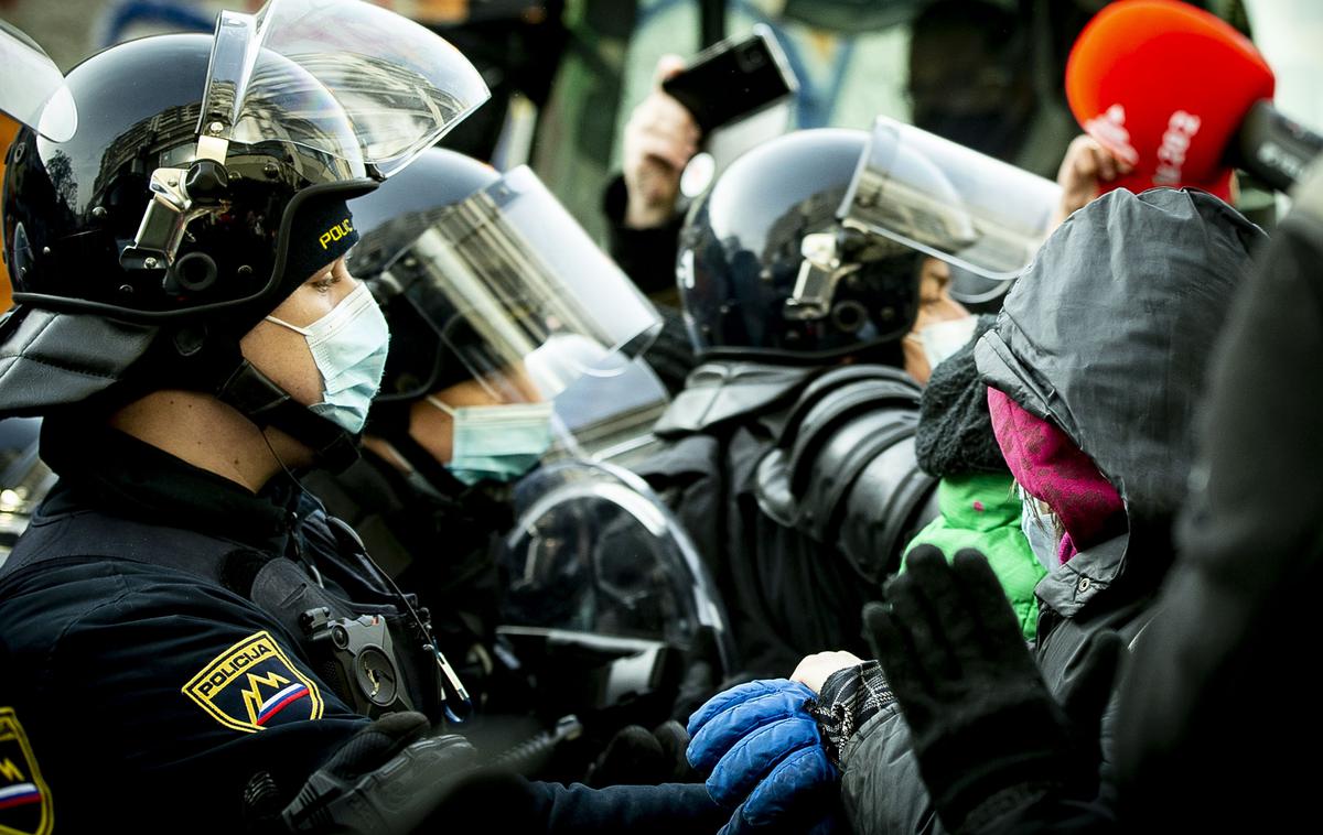 Tovarna Rog | Policisti so v torek na območju nekdanje tovarne Rog v Ljubljani začasno pridržali 12 ljudi. | Foto Ana Kovač