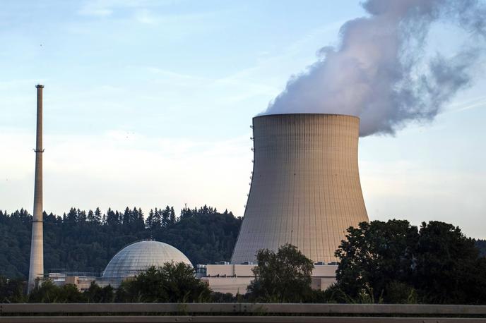 Jedrska elektrarna Isar 2 | V soboto bodo prenehale obratovati tri zadnje nemške jedrske elektrarne. Med njimi tudi Isar 2 (na fotografiji). | Foto Reuters