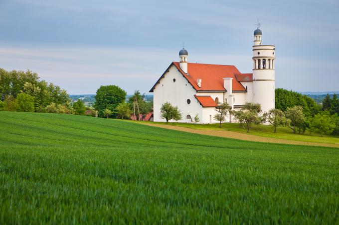 Cerkev v Bogojini je delo znanega slovenskega arhitekta Jožeta Plečnika. Zaradi snežno bele zunanjosti ji domačini pravijo tudi bela golobica. Gre za eno zanimivejših arhitektur prve polovice 20. stoletja in najznamenitejše svetišče Prekmurja. | Foto: Sava Turizem