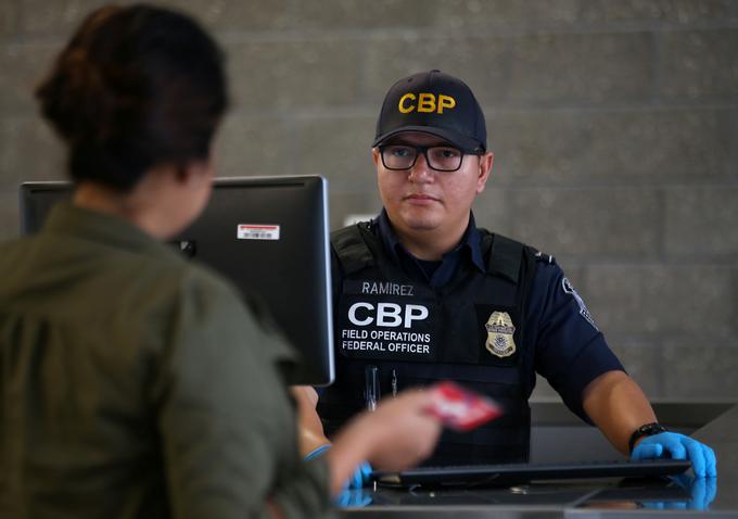 Uslužbenci ameriške obmejne kontrole lahko zahtevajo gesla vaših naprav in storitev brez navajanja razloga za ta ukrep. | Foto: Reuters