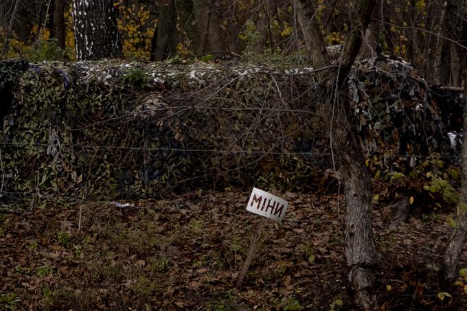 Ob gozdu na poti je opozorilo, da so na tem območju lahko mine.  | Foto: Ana Kovač